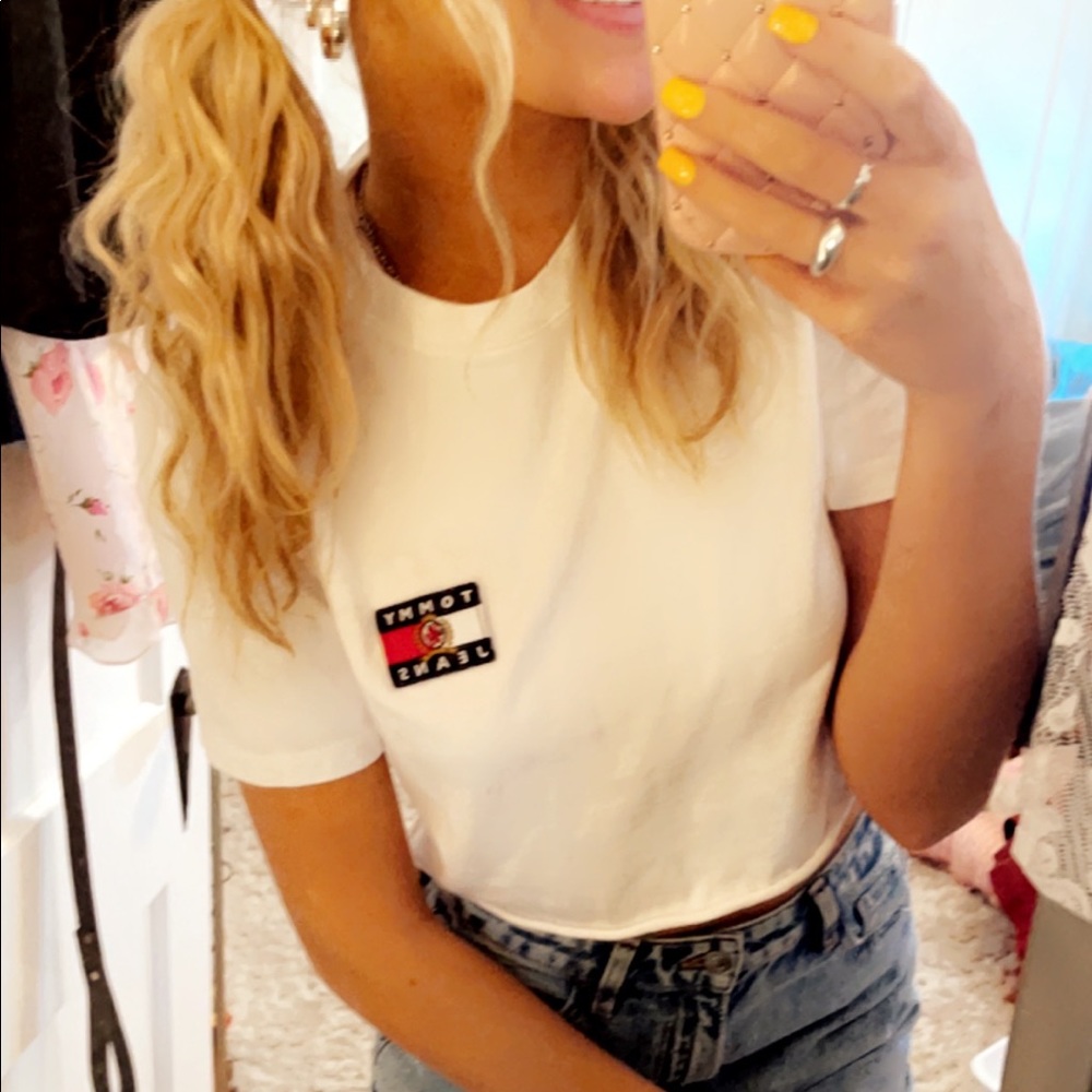 Super cute cropped Tommy Hilfiger shirt size xs